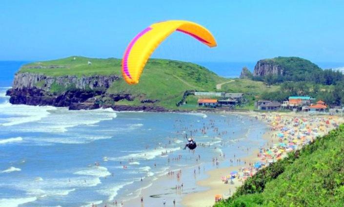 Kitnet S1 Em Torres-Rs - Na Mais Bela Praia Gaucha - Cozinha - Banheiro - Ar Condicionado - Tv E Wi-Fi - Estacionamento - Anfitria Superhost No Bnb Buitenkant foto